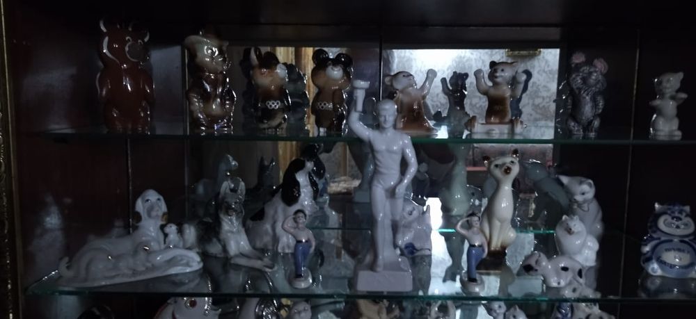 Статуэтки фарфоровые и другие