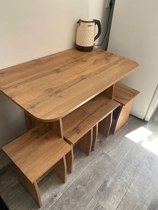 Стол с табуретками