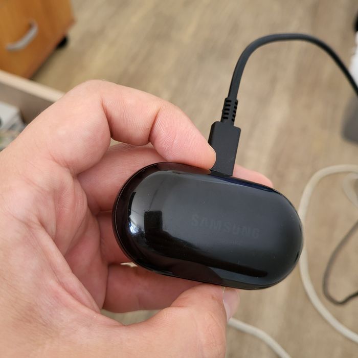 Продаю нерабочие наушники Samsung