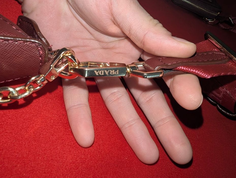 Продам сумку кросс боди бренд Prada Re-Edition 2005