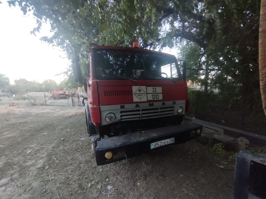 Прадаю камаз топлираспрастранител 1994года продаю с прицепом на хаду