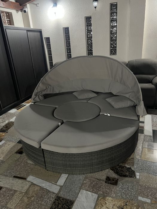 Canapea rotunda  cu baldachin