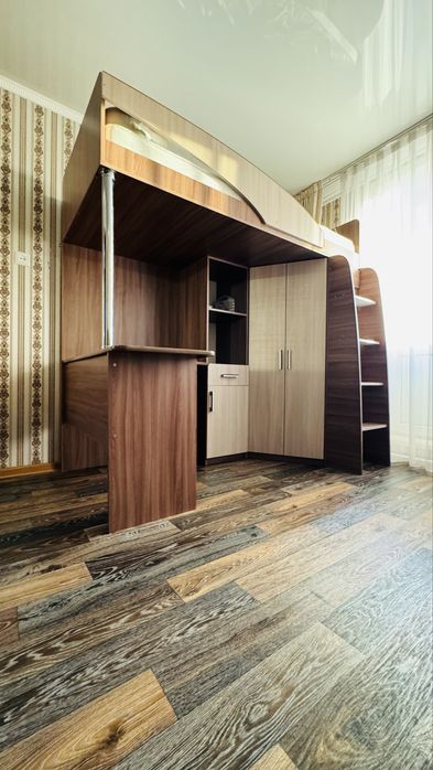 Подрастковая кровать , шкаф , стол