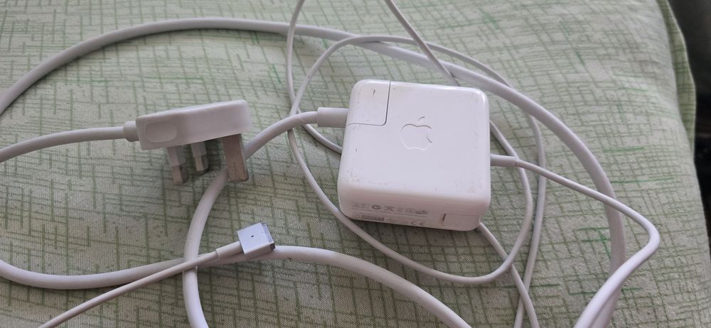 MacBook Air A1466 EMC 2632 – Отлично състояние с Windows 10