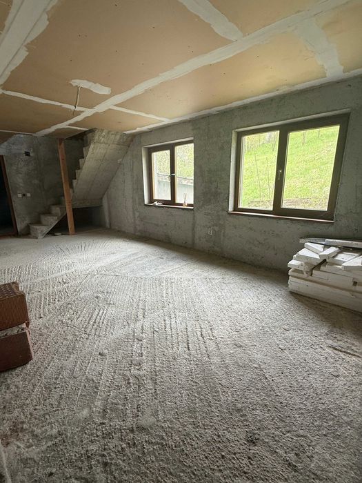 Casă de vânzare la munte, 5 camere, curte mare, garaj jud. Neamț, aproape de Mănăstirea Pângărați