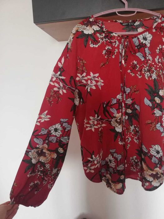 Bluza rosie, cu motive florale