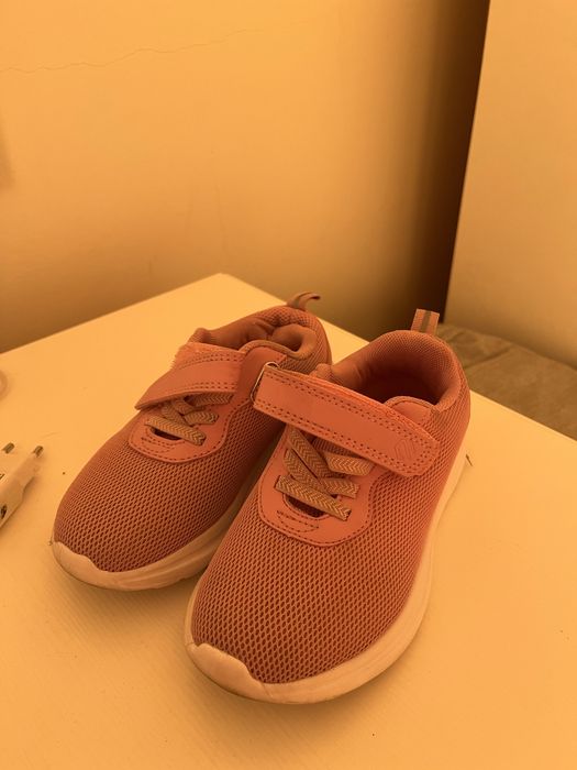 Кроссовки розовые 29