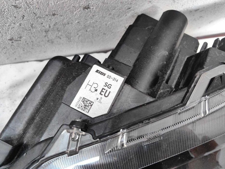 Оригинален фар Тойота Ярис  Toyota Yaris Cross Full Led