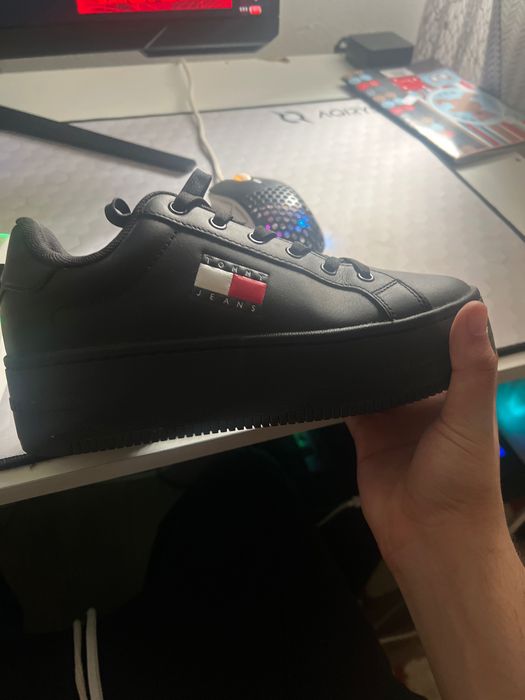 Vând adidași de la tommy de femei mărimea 37