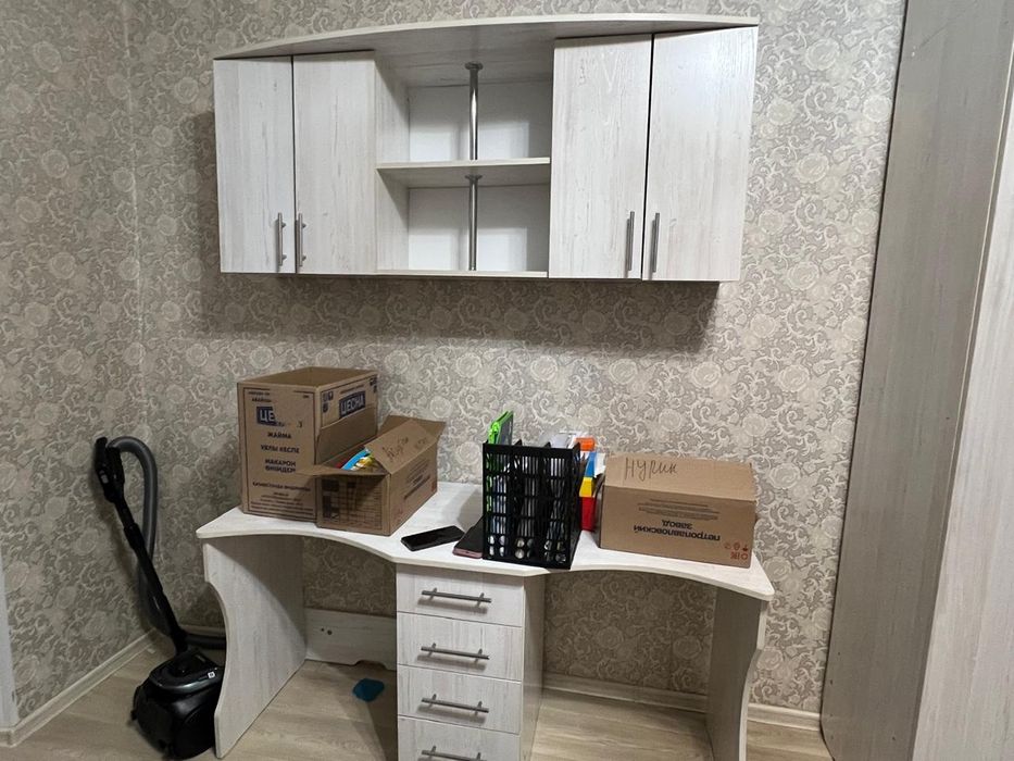 Мебель детски шкаф. Стол парта