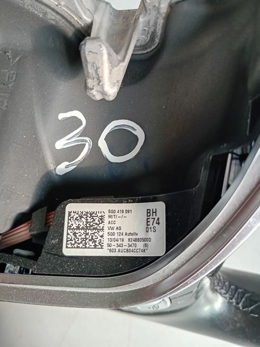 Volan Din Piele Cu Comenzi Si Padele Vw Passat B8 An 2015-2020 Stare Buna