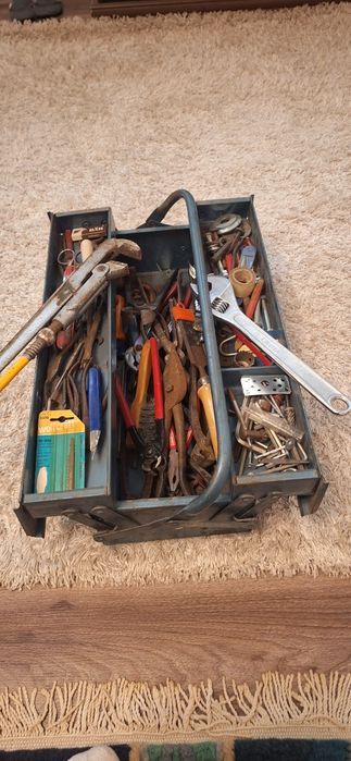 Lot vand o trusa plina cu ceiii trimit si in tara cu verificare colet