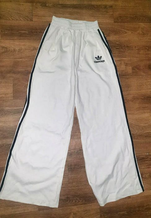 Продаю новый костюм balenciaga