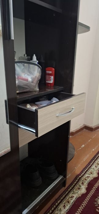 Шкаф в прихожую или коридор,вместительный