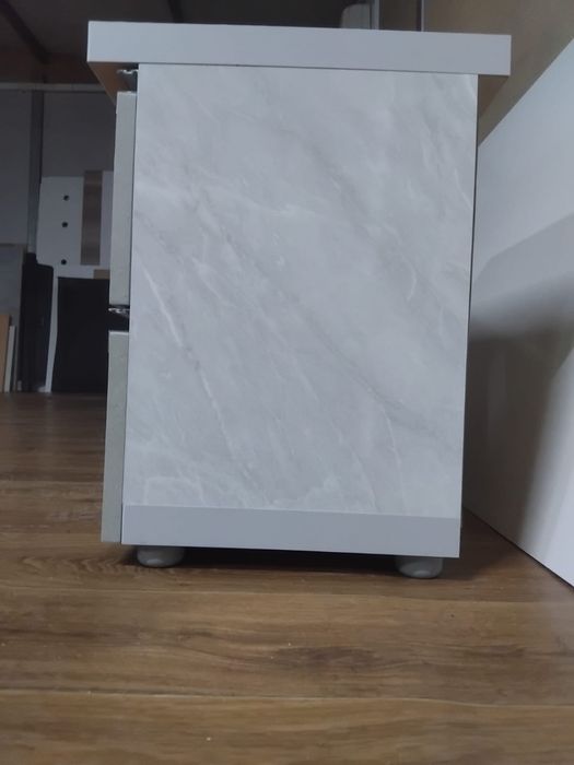 Noptiere din pal melaminat cu fronturi din mdf si manere de aluminiu