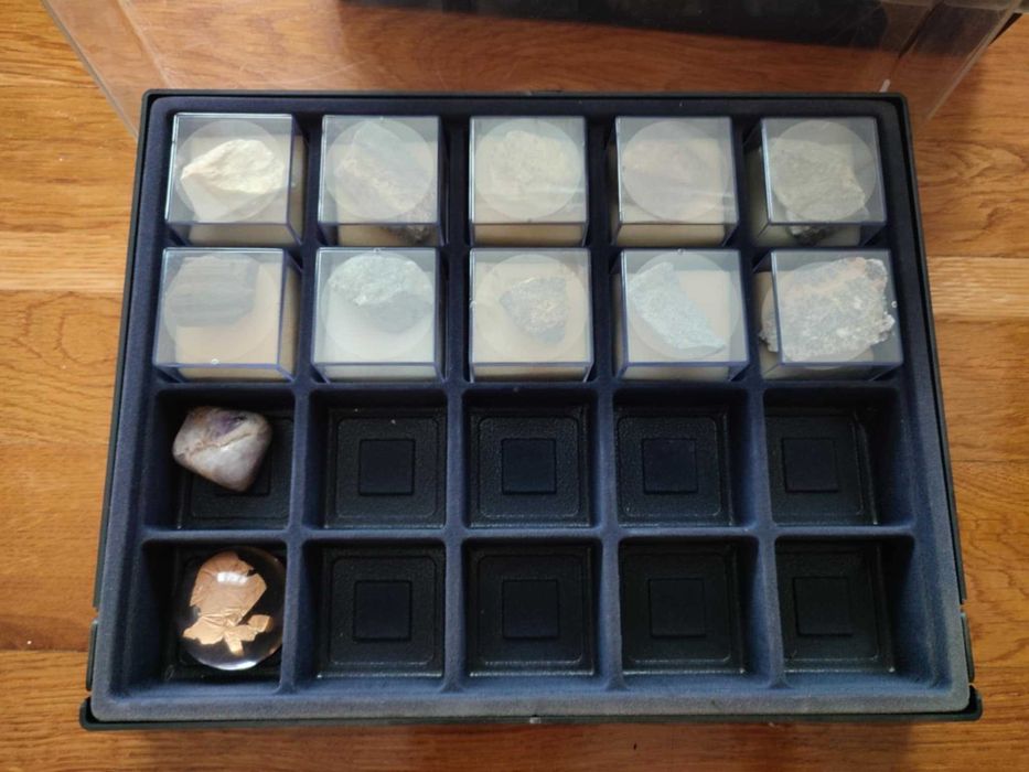 Колекция от скъпоценни и полускъпоценни камъни