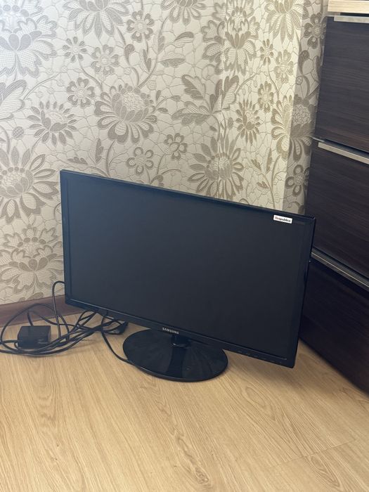 Монитор Samsung S24D300