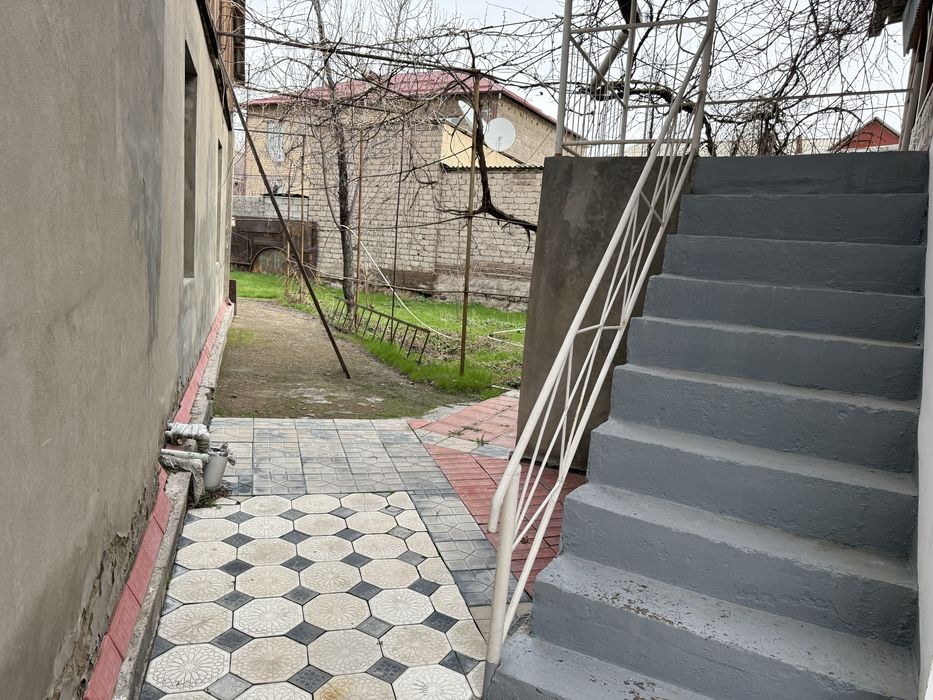 Angren Shahar markazida Hovli sotiladi