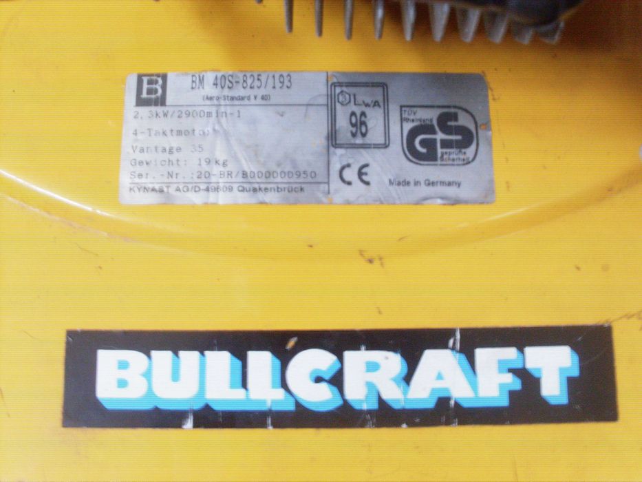 Бензинова косачка за трева с кошница.