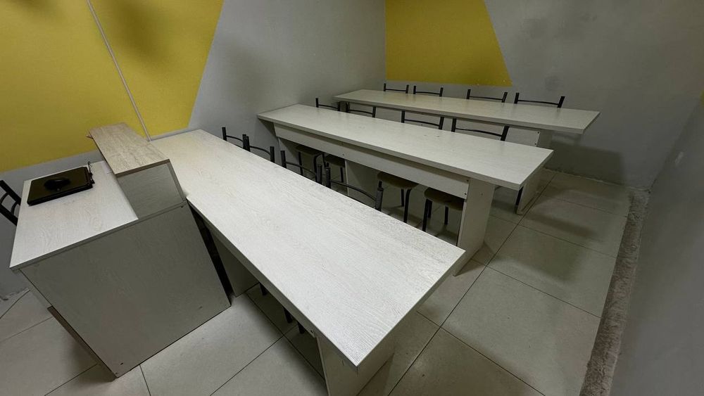 Парты, стол и стойка регистрации