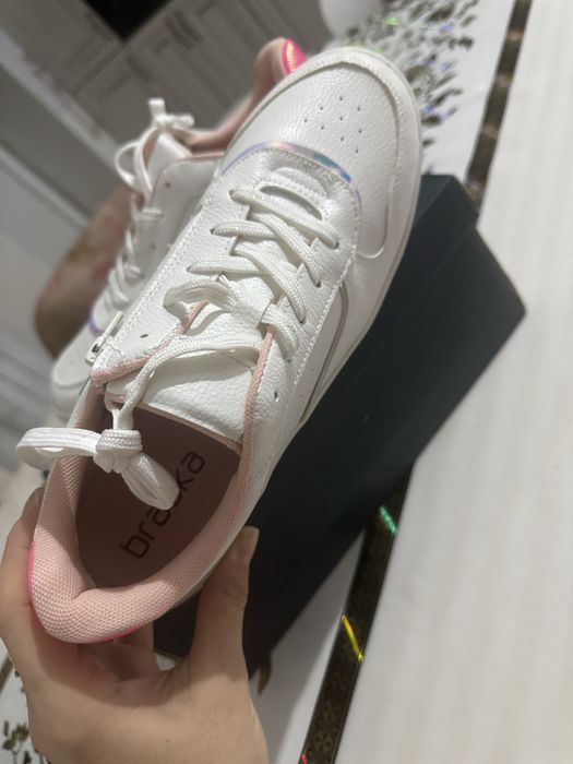 Продам кроссовки белые