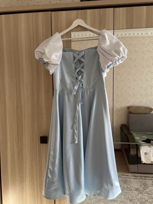 Вечернее пышное голубое платье