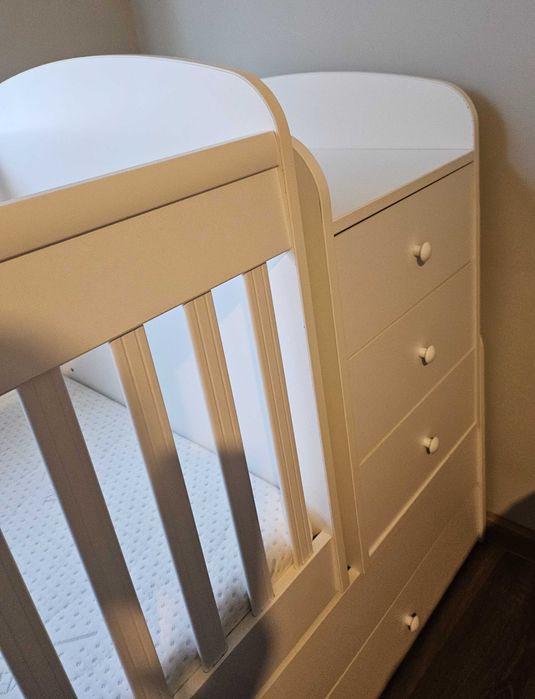 Дървена кошара с подвижен люлеещ механизъм, запазен матрак, обиколници