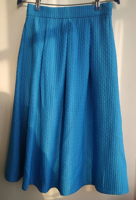 Юбка ярко голубого цвета из плотной ткани