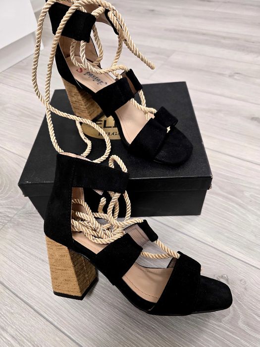 Сандали с връзки