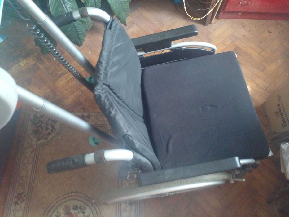 Vand dispozitive pentru persoane cu dizabilitati