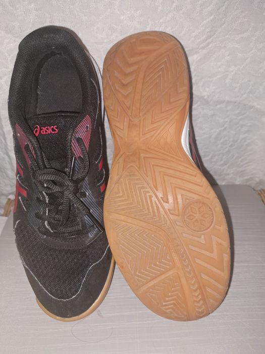 Продаются  кроссовки  Asics Upcourt 5 - black/classic red