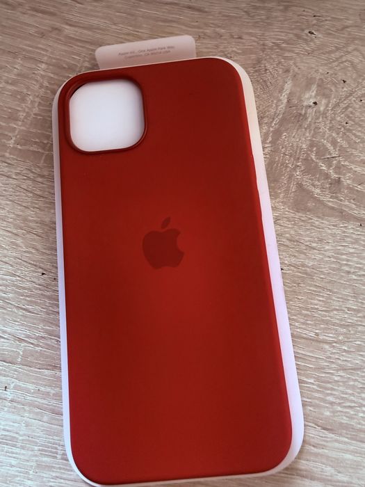 Срочно продаю чехол оригинал для iPhone 13