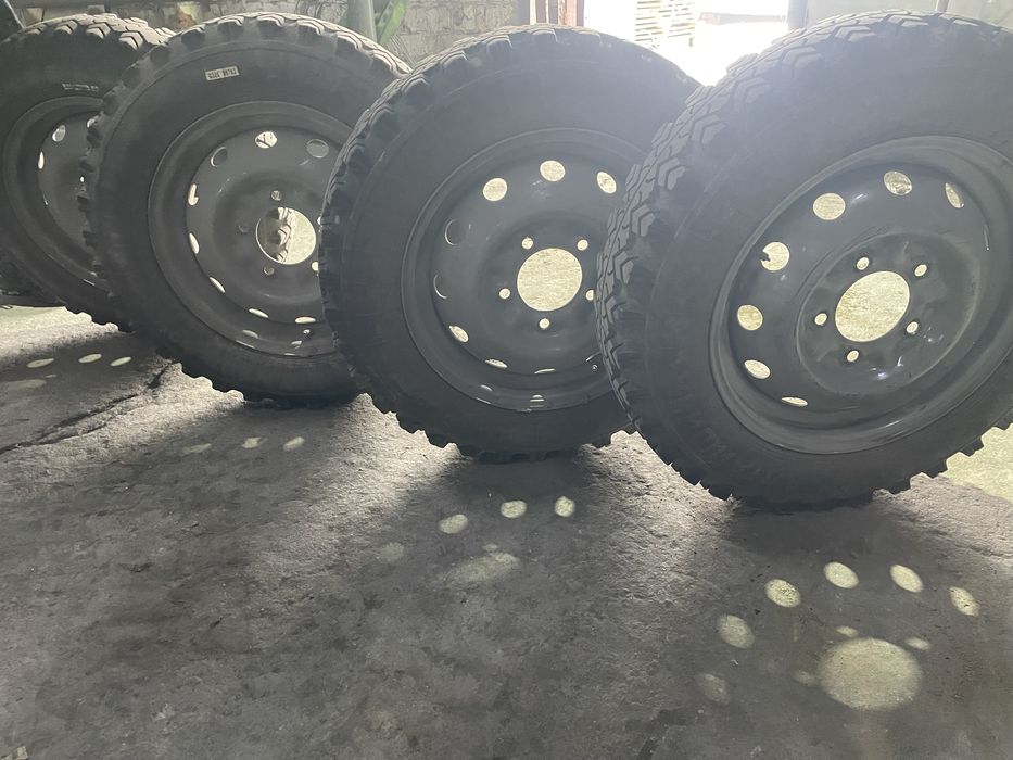 Комплект резины с дисками на Ниву