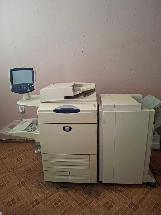 Професионален цветен лазерен принтер Xerox DocuColor 240 (с финишер)