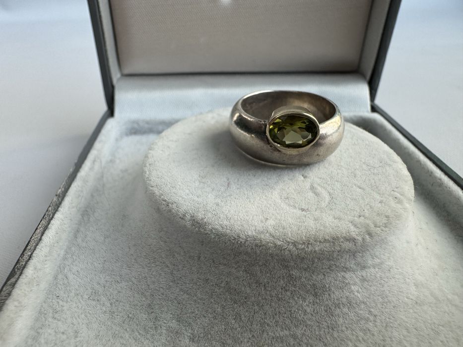 Inel din argint si peridot