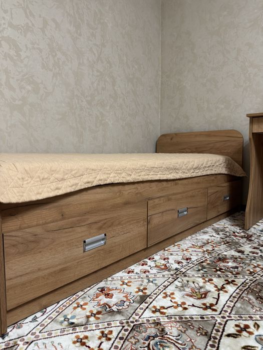 2 детские кровати и 2 парты