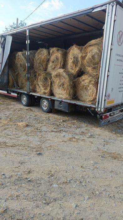 Vând baloți mari de fân și lucerna