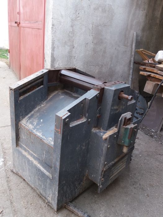 Vând ax abricht cu 3 cutite cu lagăre și rulmenți.