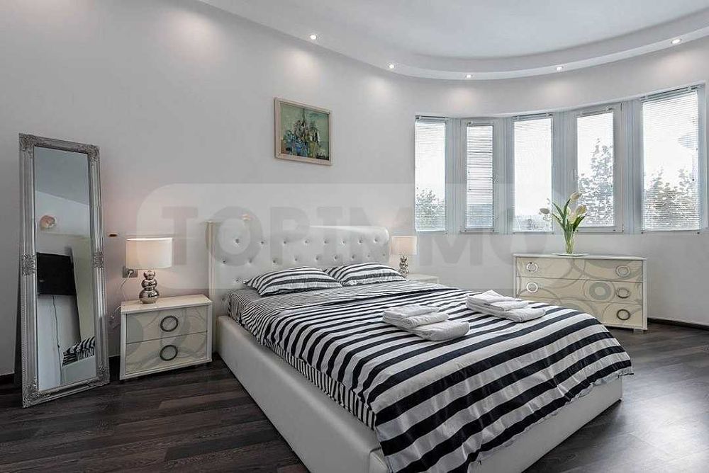 Дава се под наем Тристаен апартамент в Варна, Център - 110 кв.м за 897.6 € - Снимка #5