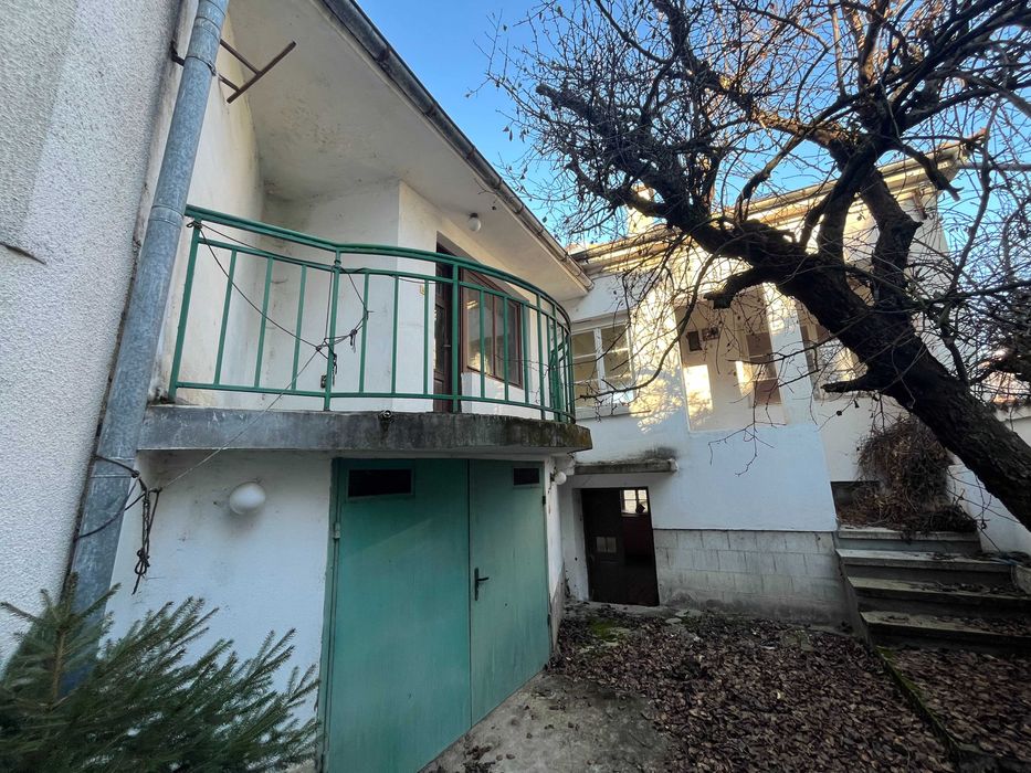 Продава къща с двор до Културния дом, Казанлък