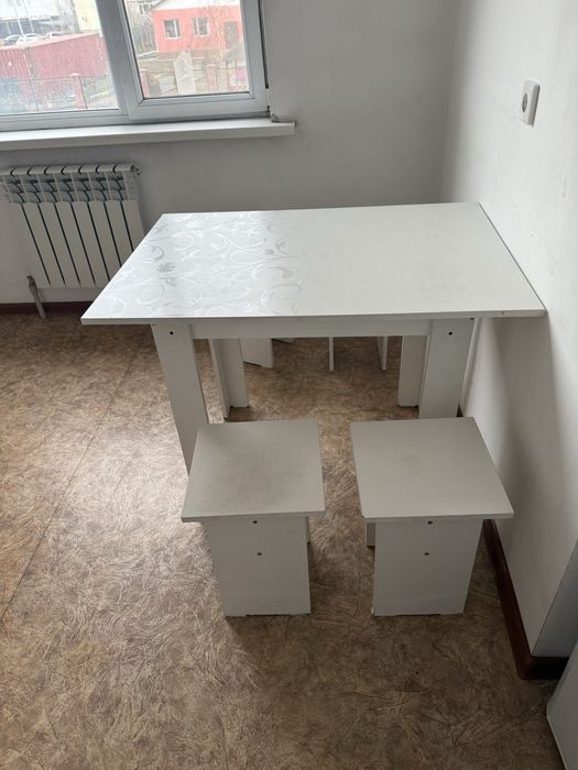 Стол со стульями в хорошем качестве