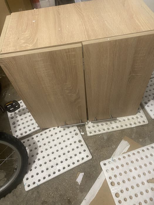 Vand 2 corpuri bucatarie , cuptor si hota