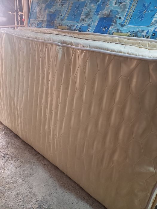 Матрасы б/у и  кравать