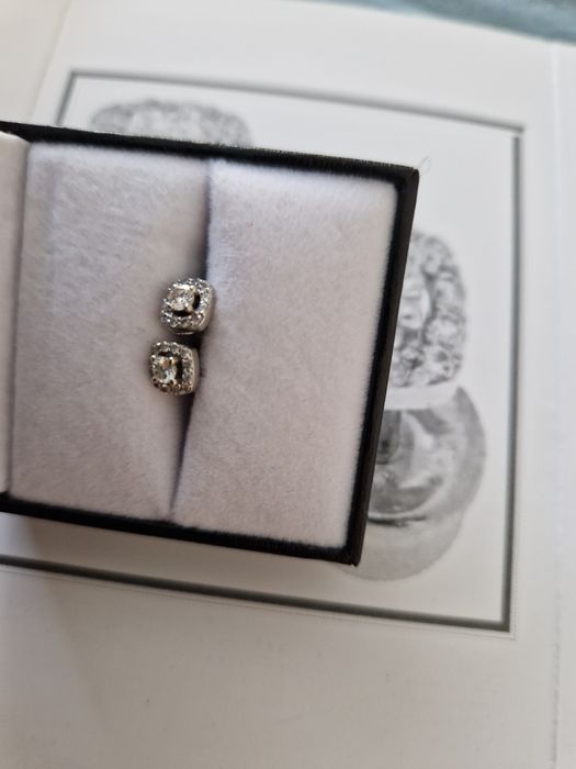 Cercei aur alb 18k cu diamante 0.22+0.18ct H//Vs

Vand cercei cu carac