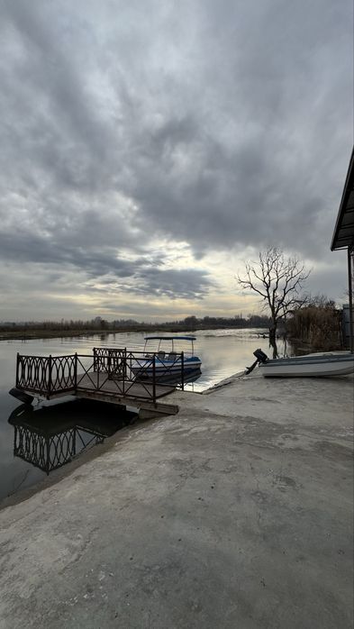 Suvni boyida Xalqabodda dacha 17sotok 2ta motorli lodkasi bn