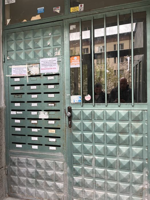 Метална врата за жилищен блок с две крила механизъм и брава за достъп