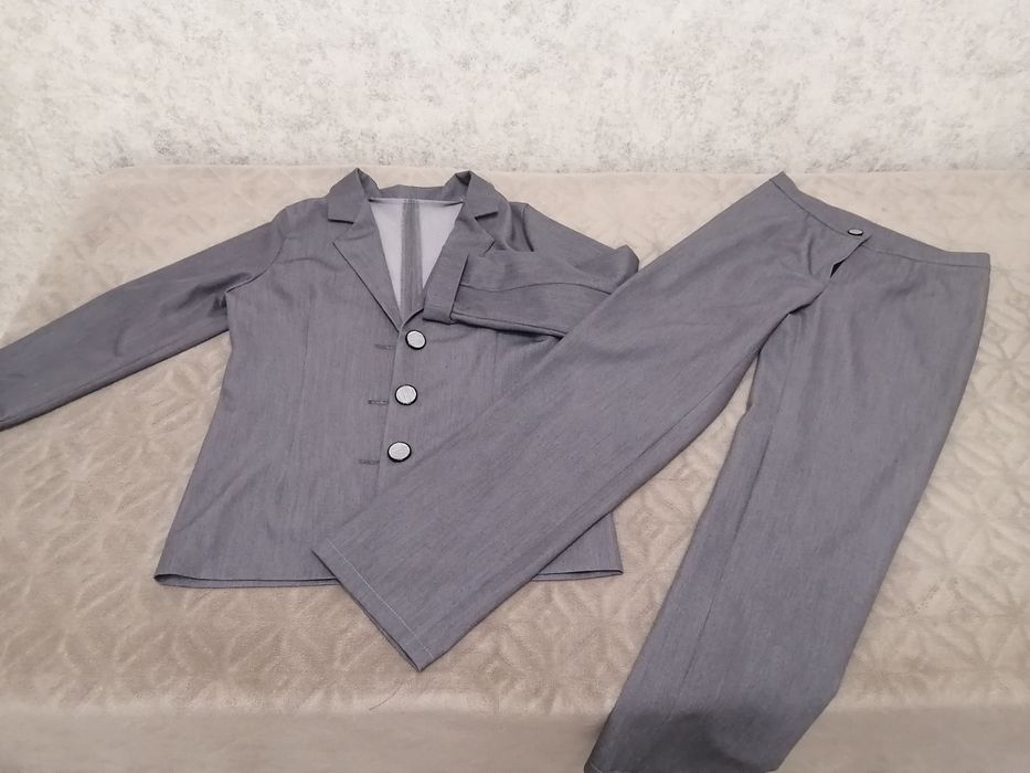 Продам брючный костюм