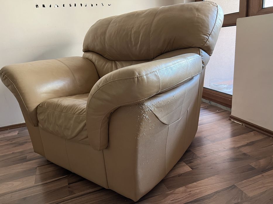 Фотьойл и табуретка от естествена кожа