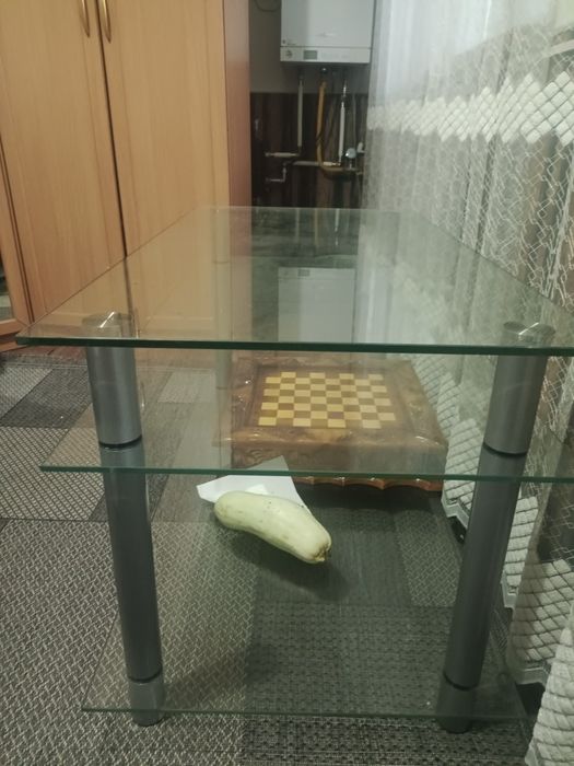 Продам журнальный столик стекло