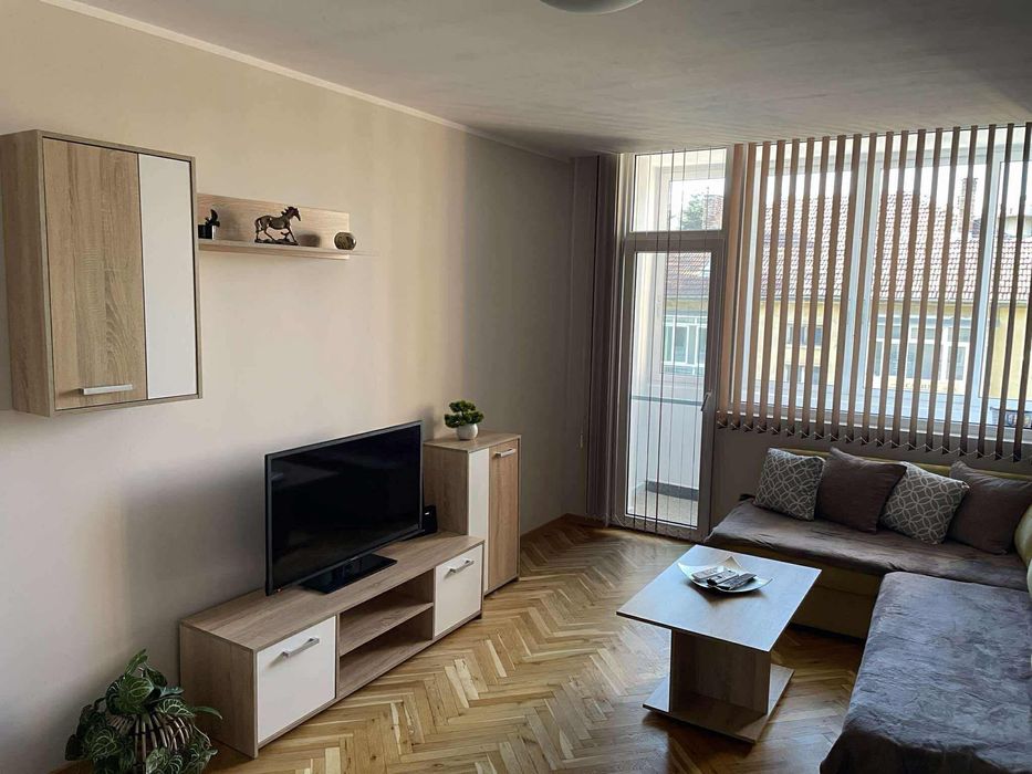 Тристаен обзаведен център